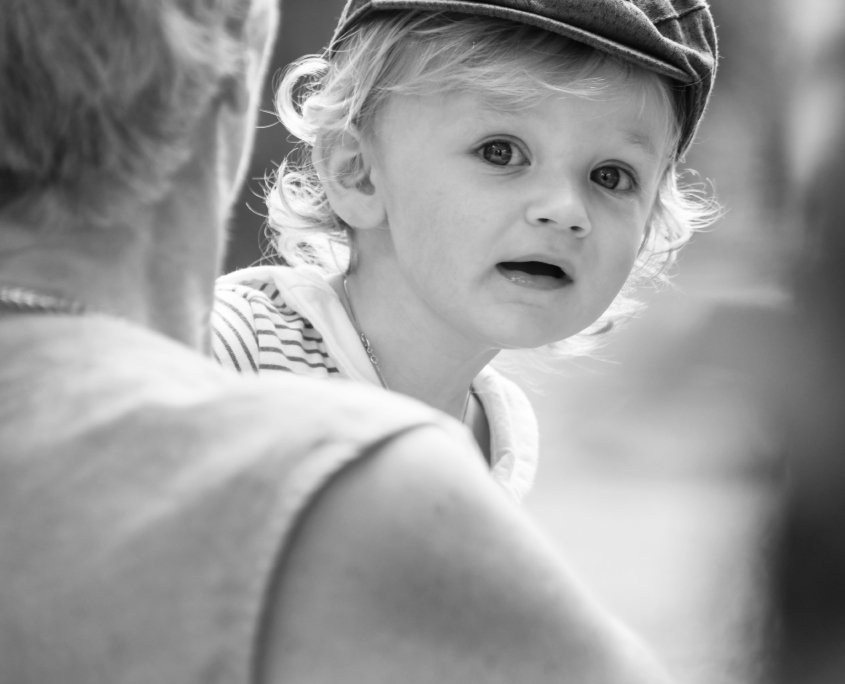 une belle photo-enfant-sur-un-banc-avec-casquette-en-noir-et-blanc-a-avignon-vaucluse-stephane-ruel-photographe