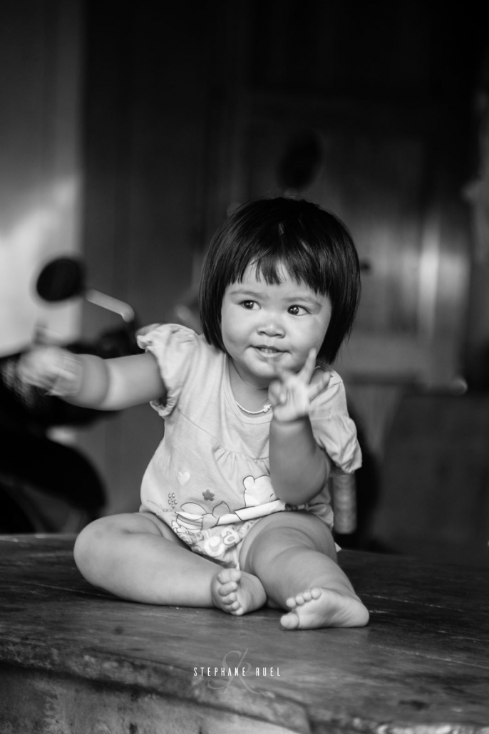 photo-de-portrait-petite-fille-et-en-noir-et-blanc-a-avignon-vaucluse-84000-ruel stephane-photographe-professionel-avignon-et-provence
